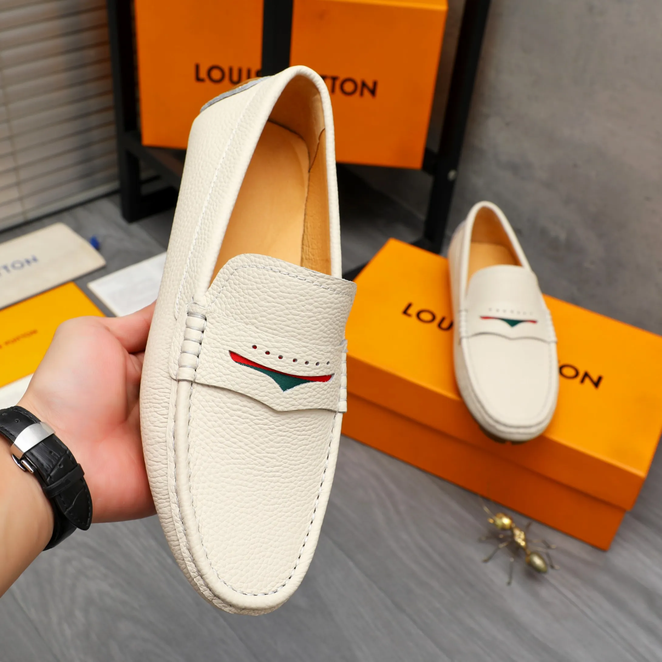 Men's shoes 💰360 Product trademark: LV "Louis Vuitton" casual slip-on men's shoes Regular size: 38-45 Product material: Selected pebbled cowhide upper, pigskin lining, rubber outsole